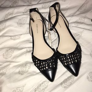 Cute pointed toe sandal with a slight heel!